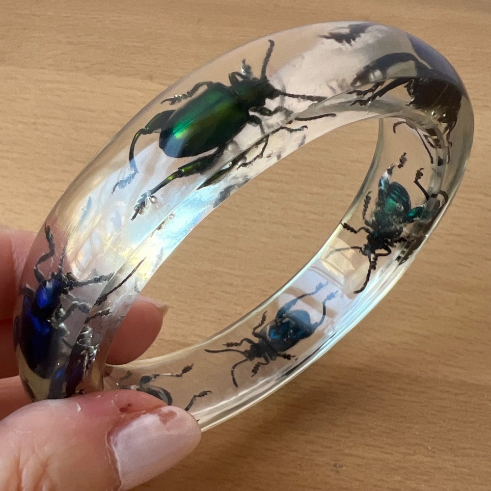 VINTAGE CLEAR LUCITE LARGE BANGLE BRACELET W/ VIVID COLORS BEETLES STATEMENT - Picture 5 of 16